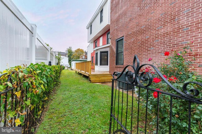 Building Photo - 32 E Elm St