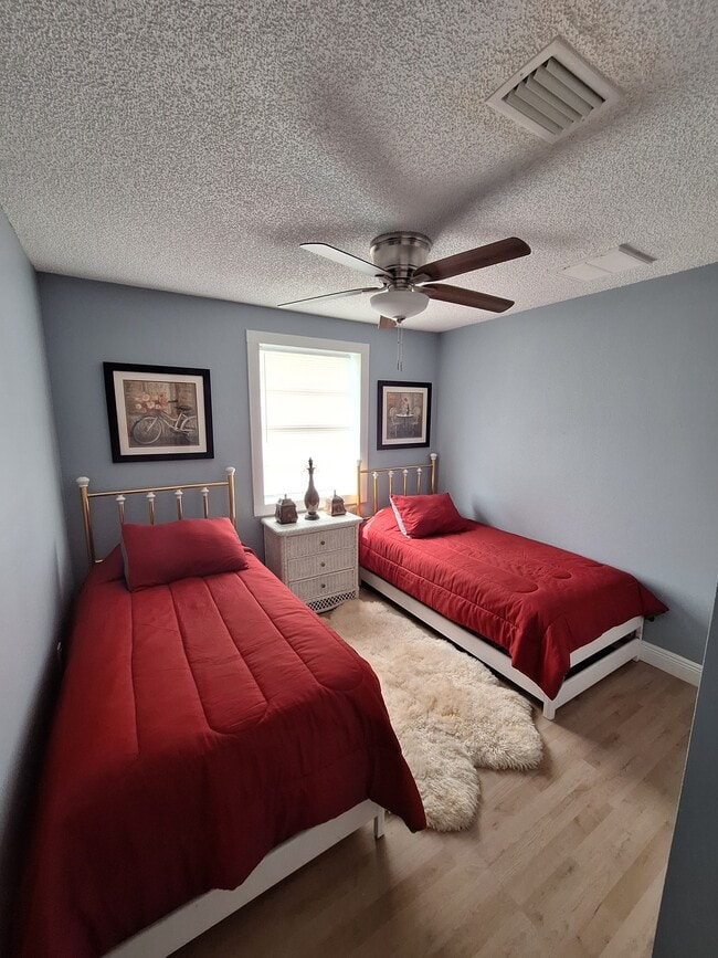 Building Photo - 7493 Sealawn Dr