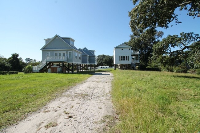 Building Photo - 2BR, 2BA Duplex with Close Water Access fo...