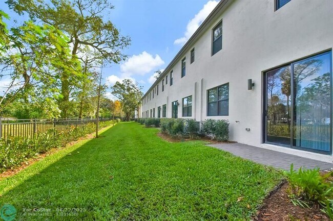 Building Photo - 710 Del Vista Rd