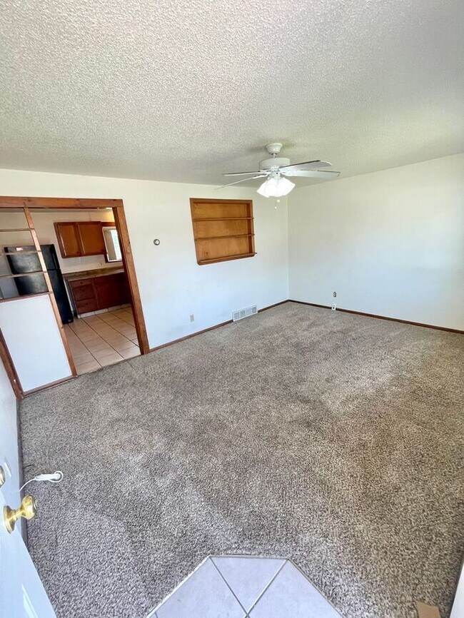 Building Photo - 2 Bedroom, 1 Bath Duplex on Outskirts of Loveland, CO