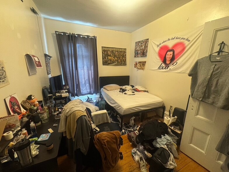 Building Photo - 247 Roxbury St