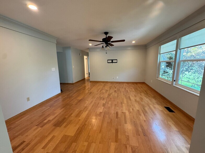Building Photo - 992 Halcyon Dr