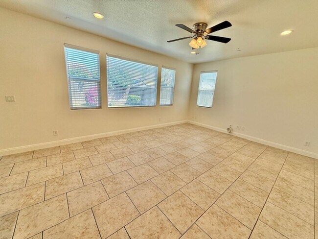 Building Photo - Beautiful Spacious 5 Bedroom Home located ...