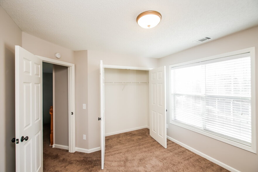 Building Photo - 1042 Whispering Woods Dr