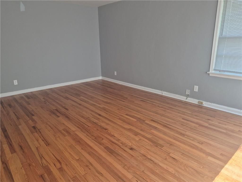 Building Photo - 547 Westmeath Dr SW