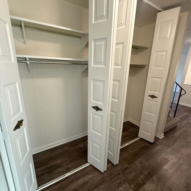 Building Photo - 2239-2239 N Thompson Rd