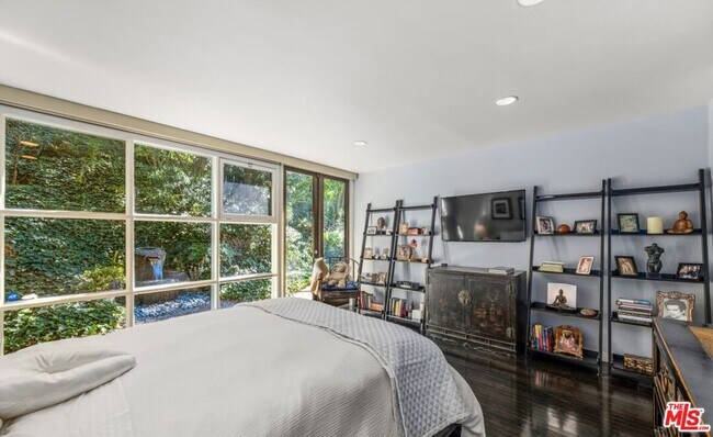 Building Photo - 2530 Hutton Dr
