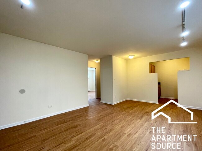 Building Photo - 6002 N Kenmore Ave