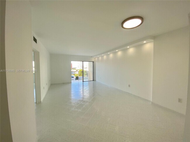 Building Photo - 400 Kings Point Dr