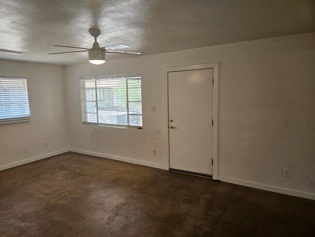 Building Photo - 802 W Turney Ave