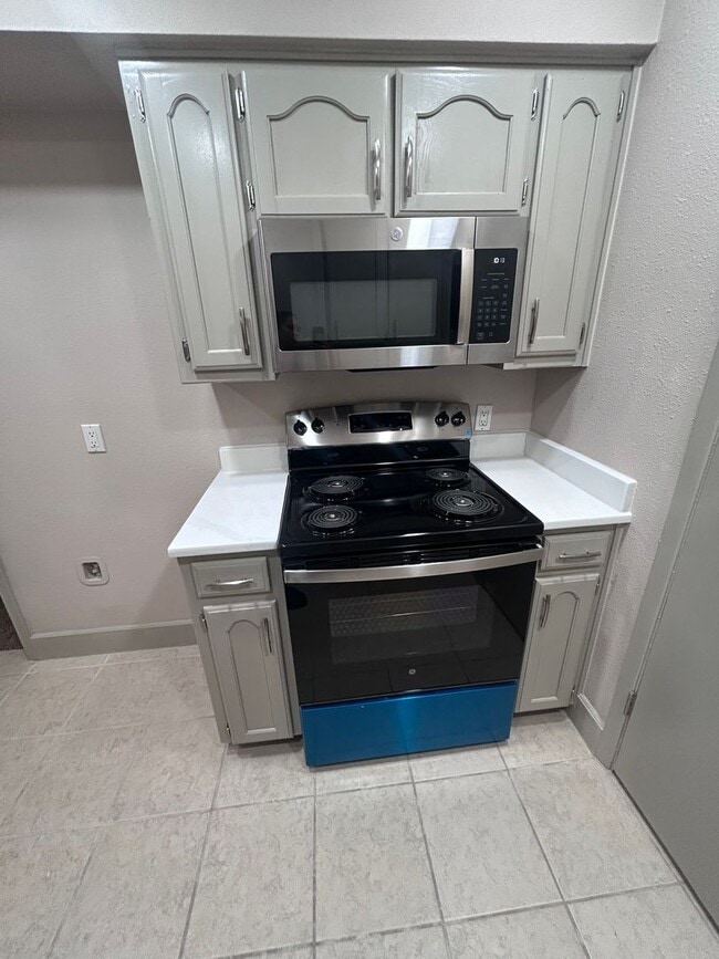 Building Photo - Newly Renovated 2 Bedroom, 2 Bath Duplex — Move-In Ready!