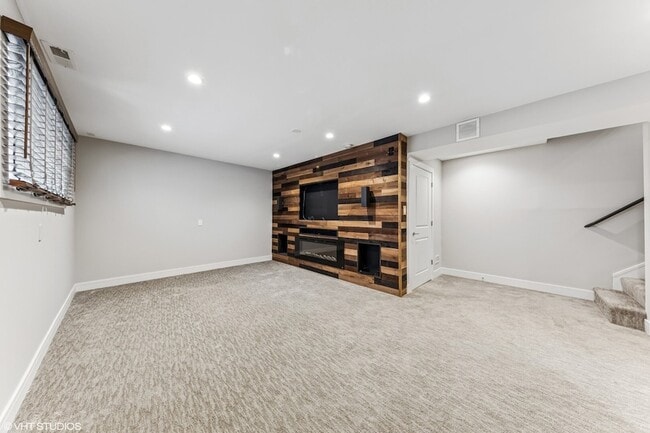 Building Photo - 3125 S Giles Ave