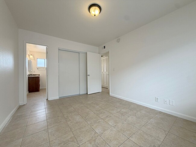 Building Photo - Experience the perfect blend of comfort and convenience