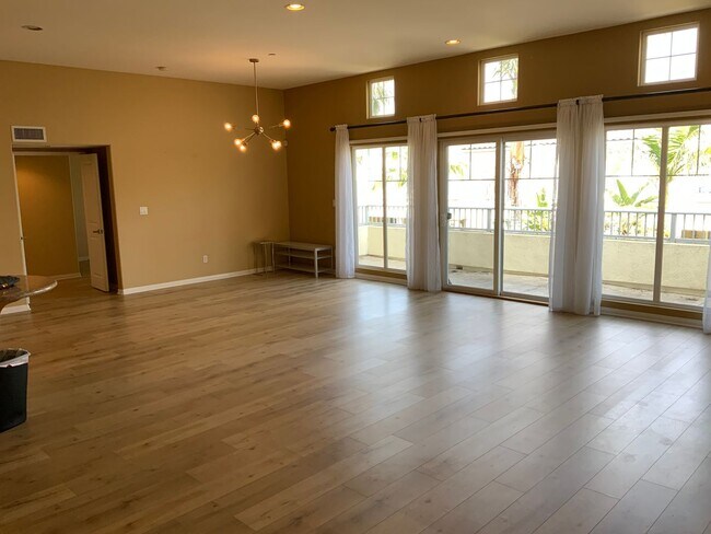Building Photo - Fully Furnished Unit!!!