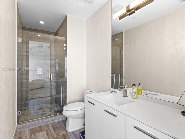 Building Photo - 1300 Brickell Bay Dr