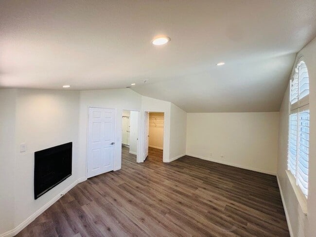 Building Photo - COMPLETELY REMODELED 3 Beds+2.5 Baths 2-st...