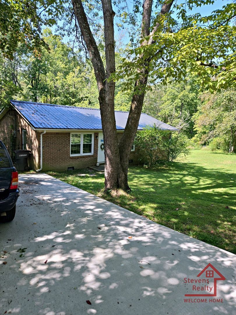 Building Photo - 2050 Wildwood Rd