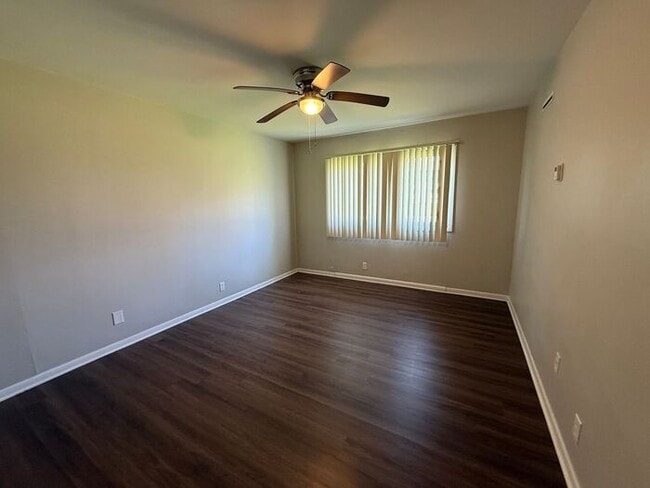 Building Photo - Remodeled 1 Bedroom Apartment!!!  Walk to the Square or Steps from Sumner Regional Hospital