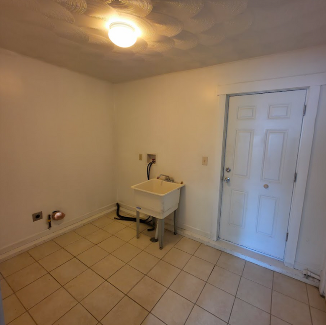 Building Photo - Single Family Home 3 beds 1 bath Available...