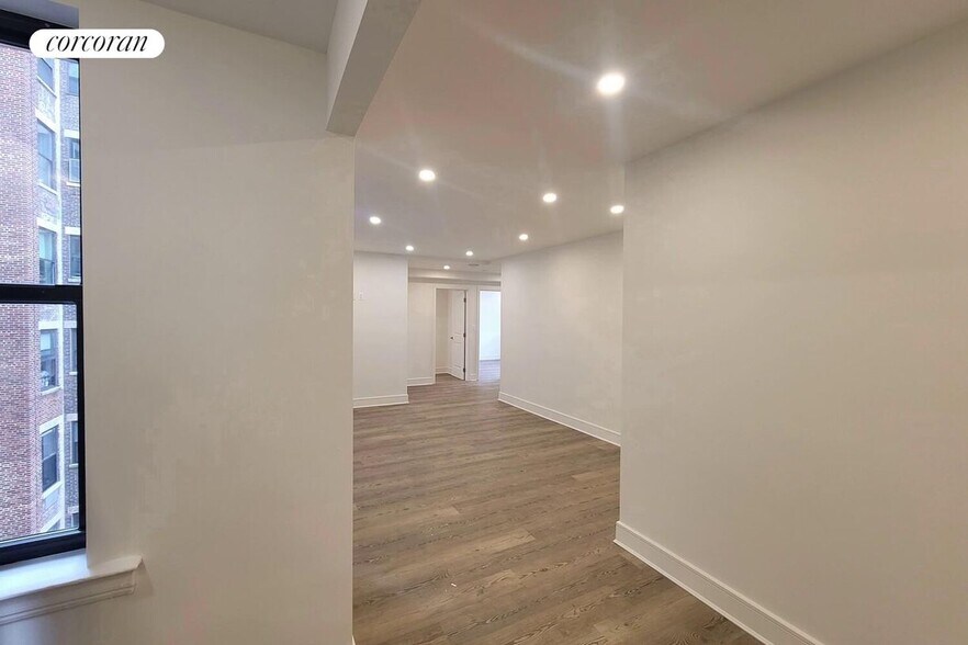 Building Photo - 45 W 81st St