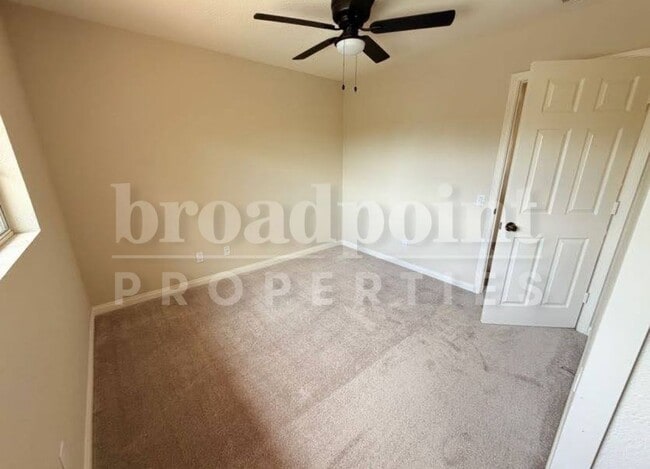 Building Photo - 988 W 15th Ave