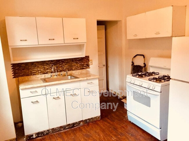 Building Photo - 817 Anaheim St