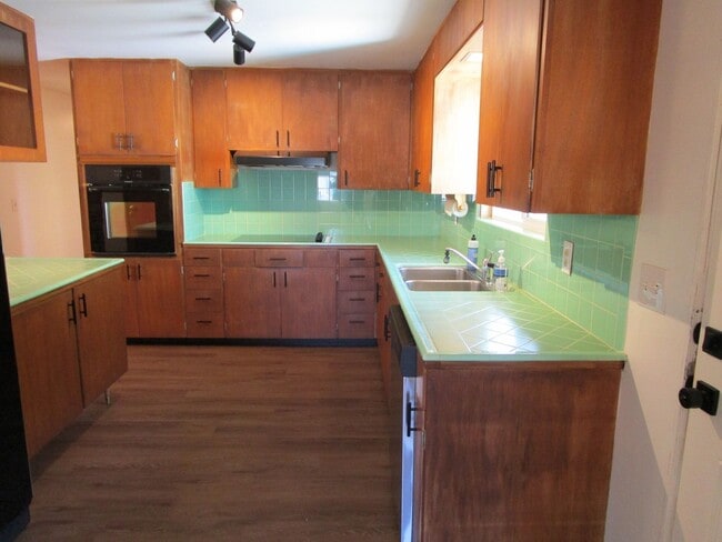 Building Photo - 3001 Oakes Ave