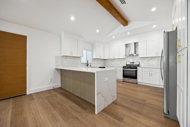 Building Photo - 212 W 64th St