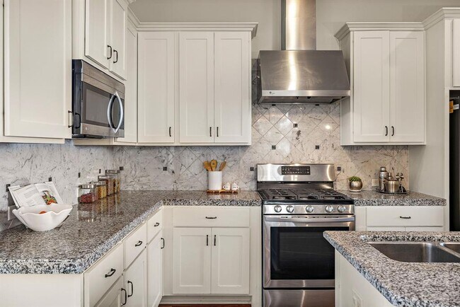 Building Photo - 13803 Lakeview Dr