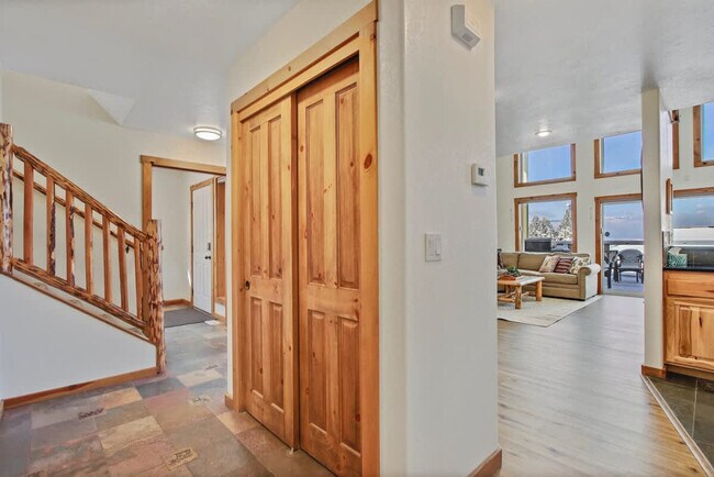 Building Photo - 130 Par Dr