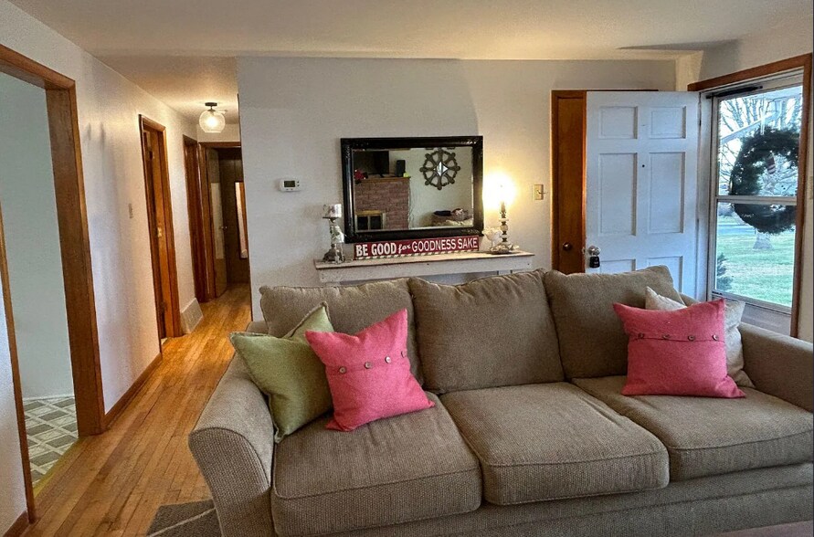 Building Photo - 11 Milton Ln