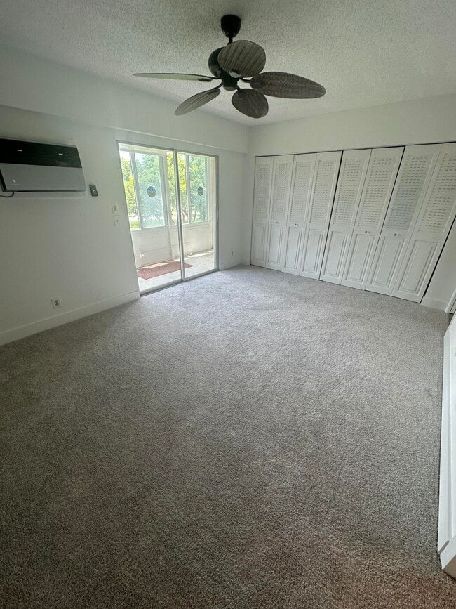 Building Photo - 205 Mansfield F