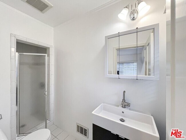 Building Photo - 920 Carrillo Dr