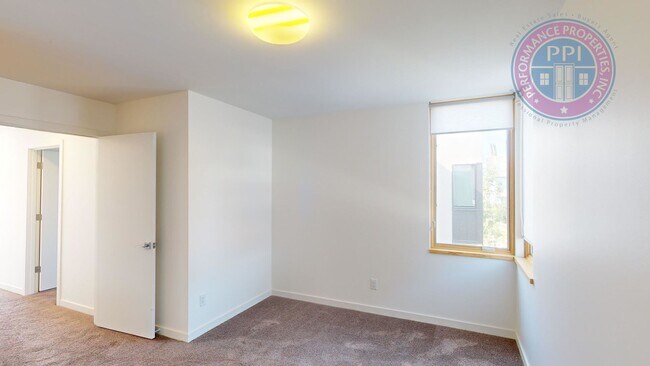 Building Photo - Modern Townhome In SE  2 Bdrm +Loft- Large...