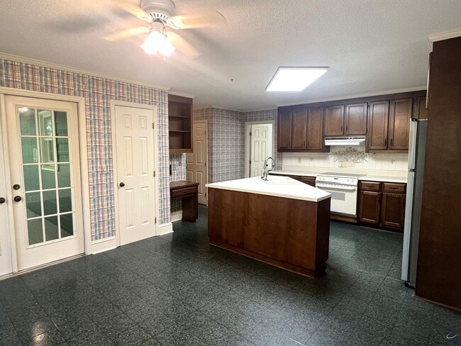 Building Photo - 136 River Knoll
