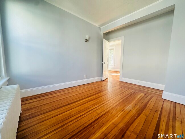 Building Photo - 133 Quaker Ln S