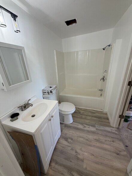 Building Photo - 1658 W Riverside Dr