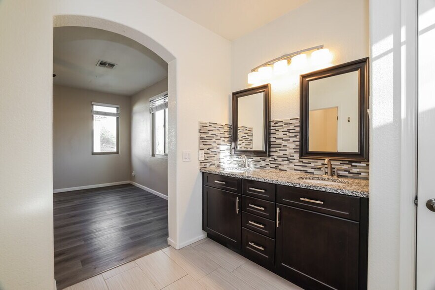 Building Photo - 3638 E Flamingo Way