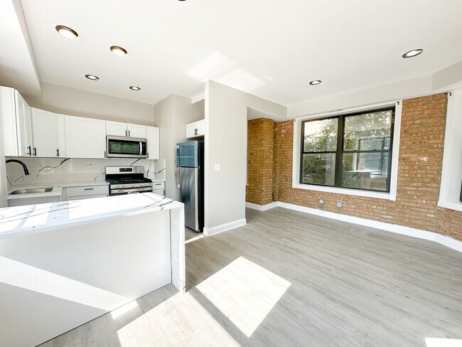 Building Photo - 6410 N Hoyne Ave