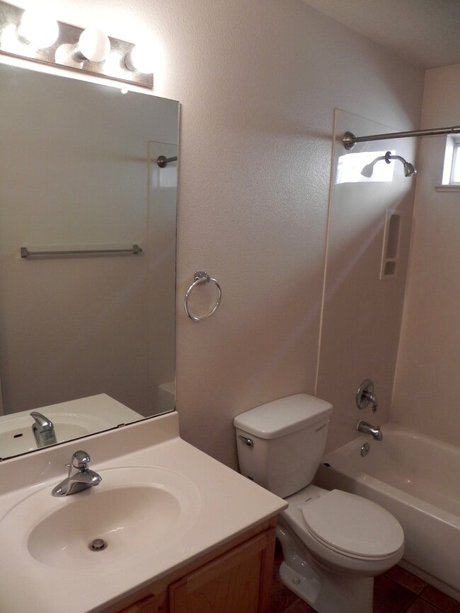 Building Photo - Great Single Story Home In Highly Desirabl...