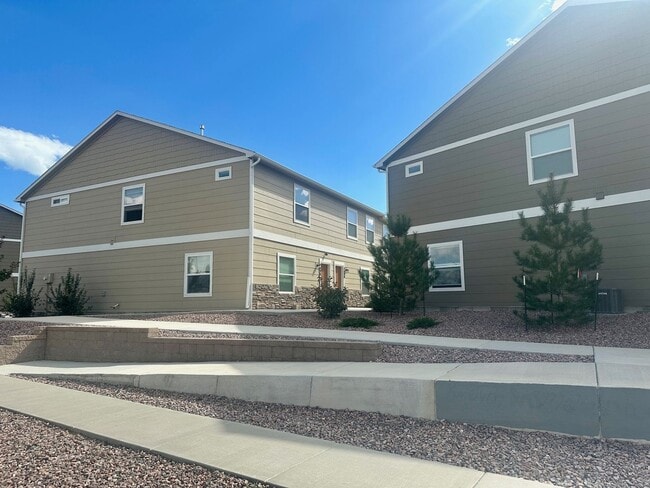 Building Photo - STYLISH 3-BEDROOM TOWNHOME w/ A/C **LIKE N...