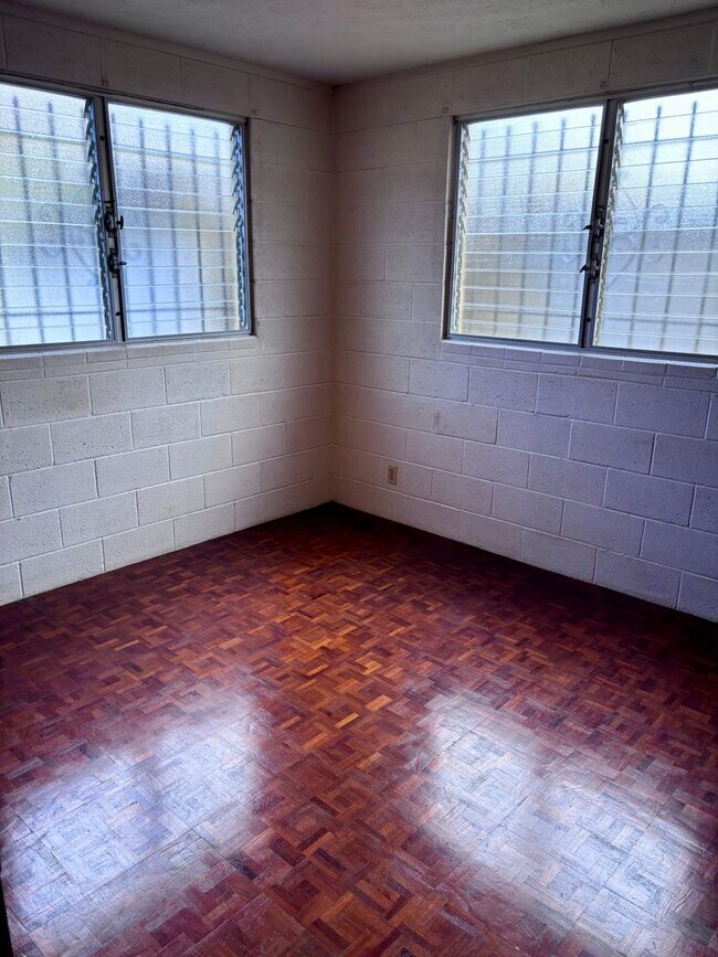 Building Photo - Available September 9, 2026 | A 3 Bedroom + Den, 1.5 bath duplex with 2 parking nested in Kaimuki
