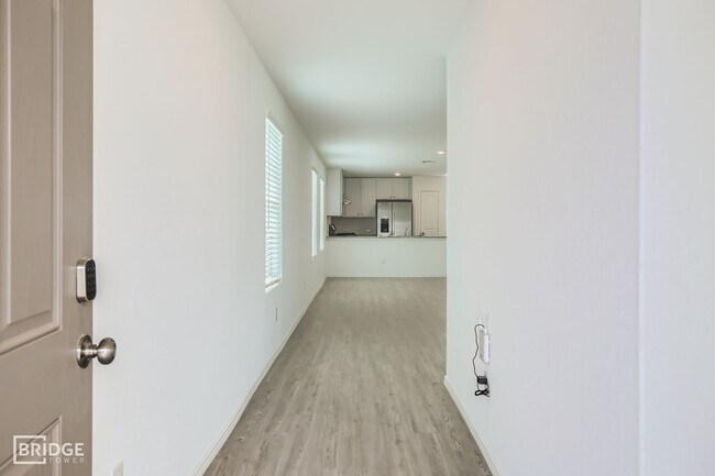 Building Photo - 2408 Lake Hls