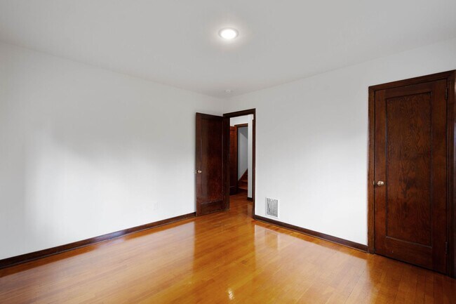 Building Photo - MOVE IN TODAY! DON'T MISS THIS NEWLY RENOV...