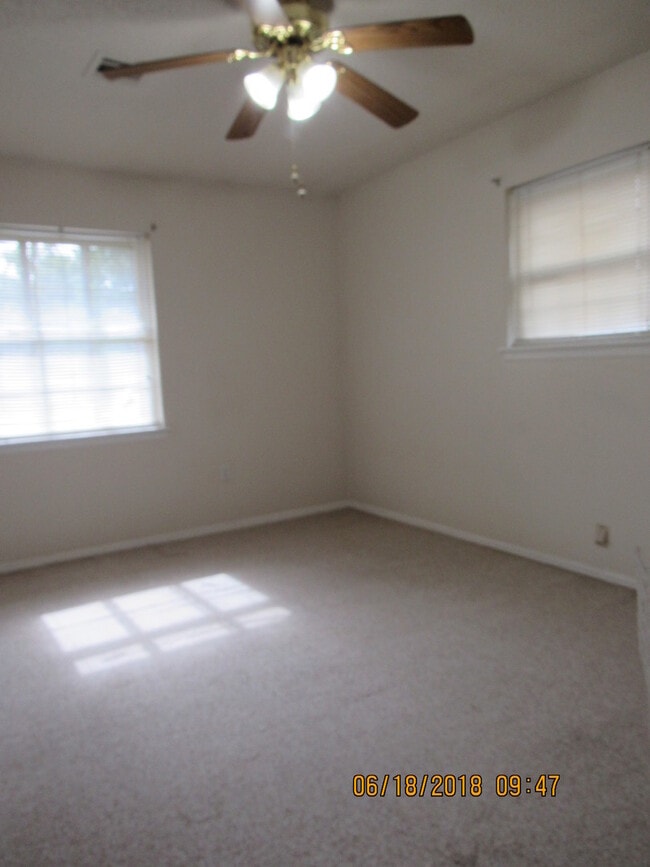 Building Photo - Great home located in Carriage Hills,