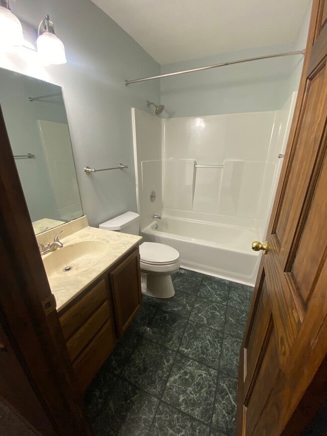 Building Photo - GREAT LOCATION - Spacious 4 bedroom/2 bath - PETS WELCOME