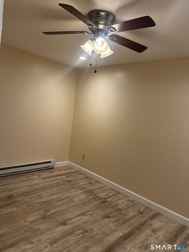 Building Photo - 4 Eastview Dr