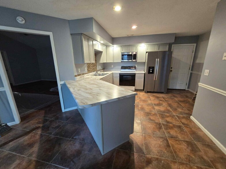 Building Photo - 4002 Sandstone Dr