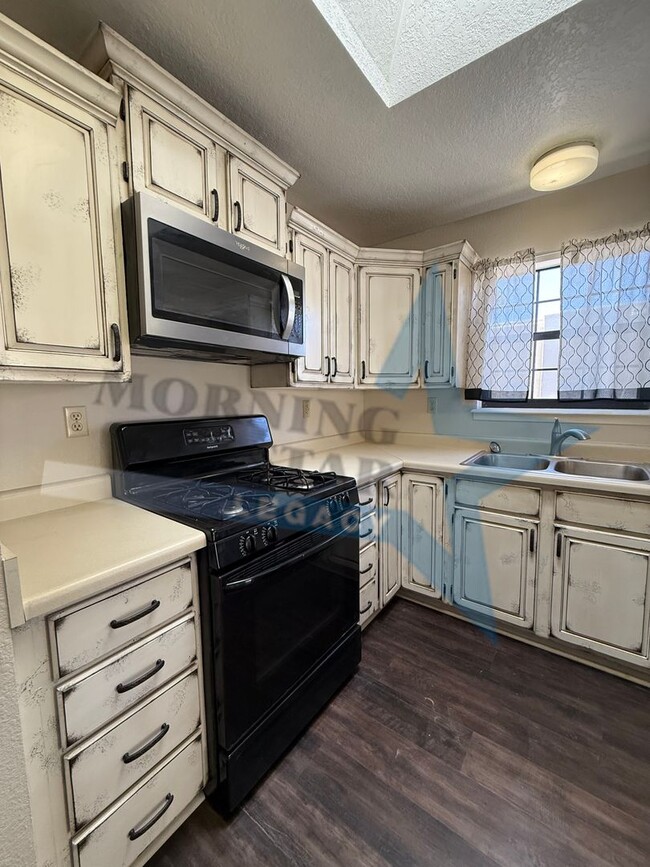 Building Photo - Roadrunner area! LOVELY two bedroom home.